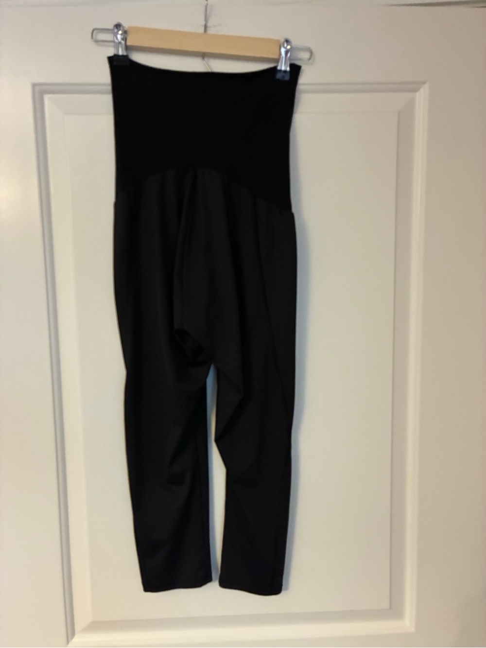 Motherhood Maternity Black High-Rise Maternity Capri leggings